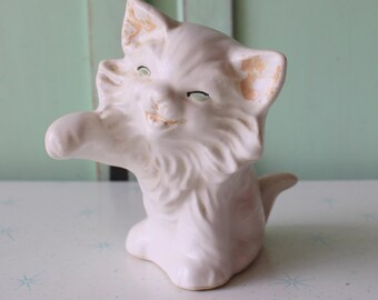 Vintage wit keramisch kattenbeeldje: retro kitsch decor