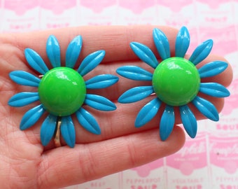 Vintage BLUE and GREEN DAISY Enamel Flower Earrings.....groovy. retro. flower. 1970s. classic. floral. daisy. costume jewelry. mid century