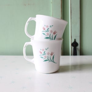 Ensemble de tasses à café florales vintage : décoration de cuisine rétro