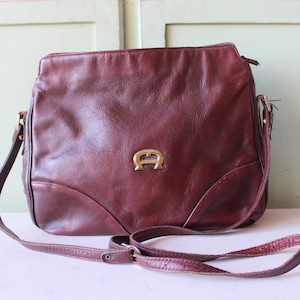 1970er Jahre ETIENNE AIGNER Rote Leder Handtasche....retro. Umhängetasche. Umhängetasche. vorbeh. klassisch. Designer-Vintage. 1970er Jahre. Aigner. selten. weinrot