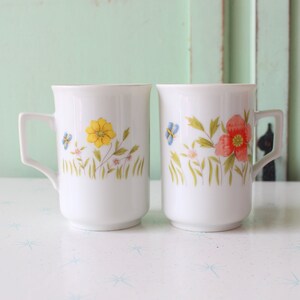 1980s Vintage RETRO Coffee Mug Set of 2.....country. retro mugs. set. kitschy. yellow. orange. mod. retro kitchen. 1970s. 1980s. drink. cute