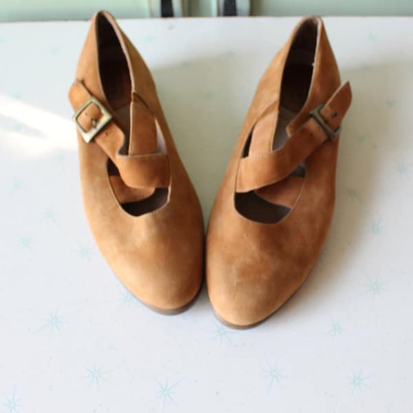1980s Tan LEATHER Flats...size 7 womens...shoes. flats. librarian. rockport. classic. retro. mod. loafers. designer. strappy shoes. unisex