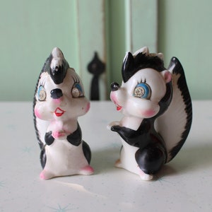 Vintage Kitsch Skunk Salz und Pfefferstreuer: Retro Haushaltswaren