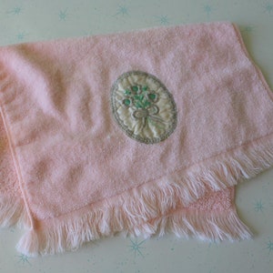 Vintage 60s/70s Peach Embroidered Hand Towel Set