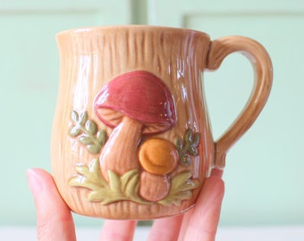 1975 MUSHROOM Mug.....magic. coffee. tea. drink. kitsch. retro housewares. kitchen. 70s mushroom. kitsch kitchen. retro. rare. mushroom mug