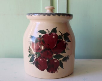 Vintage Apple Print Fruit Stoneware Cookie Jar..... accesorios retro. cocina campestre. kitsch. manzana roja. hogar. jardín. casa de Campo. cabaña