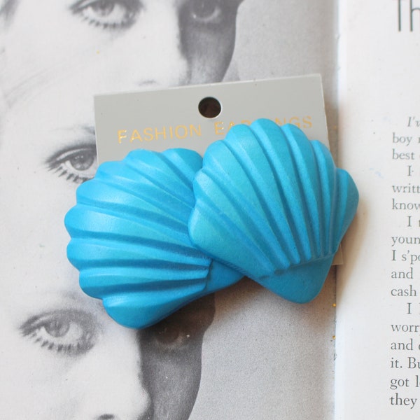 1980s SEASHELL Earrings...clip ons. retro accessories. indie. mermaid. costume earrings. beach. shell. costume jewelry. blue. big