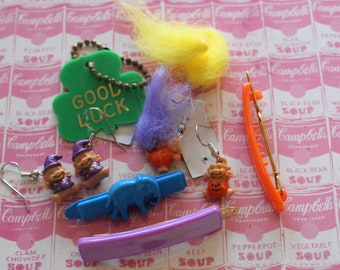 1980s RETRO Joyería Accesorios Pines Trolls Lucky Elephant Halloween Charms Lot... nuevo stock antiguo. rad. Década de 1980. pasador. pinzas de cabello. Troll