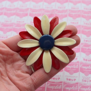 Broche fleur vintage marguerite émaillée ROUGE, BLANCHE et BLEUE. rétro. fleur. Années 1970. classique. floral. marguerite. bijoux fantaisie. broche vintage.