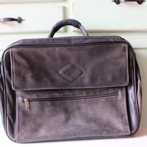 Vintage reiskoffer uit de jaren 1970... retro. vintage bagage. . koffer. Jaren 70. mod. twijgje. hip. mode. hipster. blauw. uniseks. marineblauw