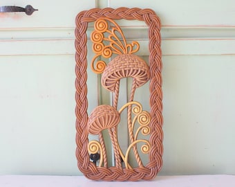 Decorazione murale a forma di fungo in vimini anni '70: arredamento kitsch retrò (16x9)