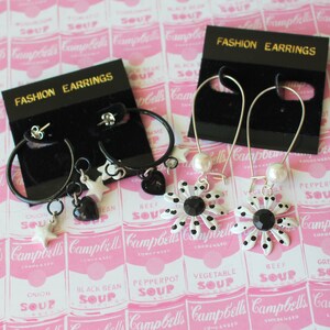 Vintage Black White Flower DAISY Enamel Flower Earrings SET....groovy. retro. 1970s. classic. floral. daisy. costume jewelry. new old stock