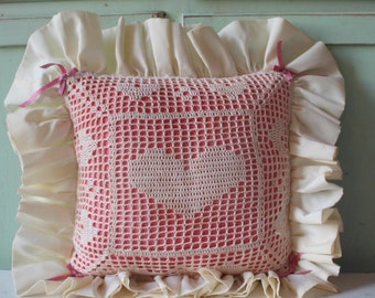 ヴィンテージのフリルハート型クッション：シャビーシックなコテージ風