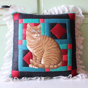 Cojín de gato con patchwork vintage: cojín con volantes de los años 80 y 90
