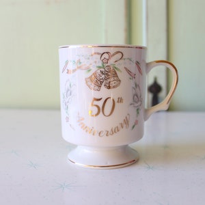 ヴィンテージ50周年記念コーヒーマグ：レトロキッチュなギフト