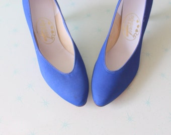 Tacones con retoques de boda azul vintage... talla 8 para mujer... glamour. zapatillas. zapatos. tacones de tela tacones de raso. fiesta nupcial. tacones de los 80. hecho en EE.UU