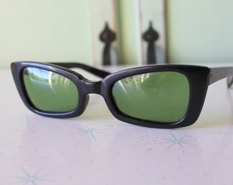 Vintage 1980s Cool Green Lens Sunglasses....1970s 80s accessories. goth. mod. unisex. black frames. square lens. disco. costume party. funky