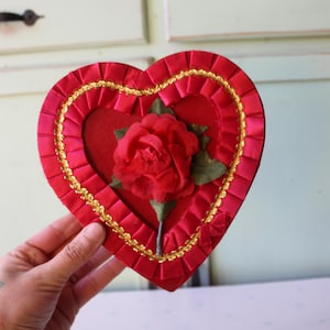 Vintage 1980er Jahre Valentinstag Herz Candy Box mit Rose
