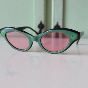 1960s 1970s Vintage Horn Rim Green Cateye Sunglasses....unisex eyewear. 1970s accessories. woodstock. hippie. designer glasses. hipster. mod