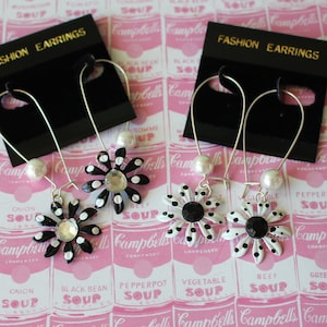 Vintage Schwarz Weiß Emaille Ohrringe Set....groovy. retro. Blüte. 1970er Jahre. klassisch. geblümt. Gänseblümchen. Modeschmuck. alter Lagerbestand