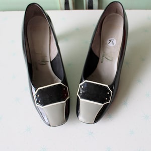 1960s BLACK PATENT LEATHER Fancy Heels....size 7.5 womens.....heels. shoes. pumps. fancy. mod. dancing. sock hop. 60s heels. kitten. black