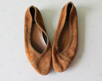 1980s Vintage Leather Boho Flats....size 8 womens...boho. brown. hippie. leather. shoes. flats. sandals. suede. retro. hipster. ballet flats