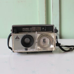 Vintage Tower 127 Daylight Flash Camera: Retro Photo Prop