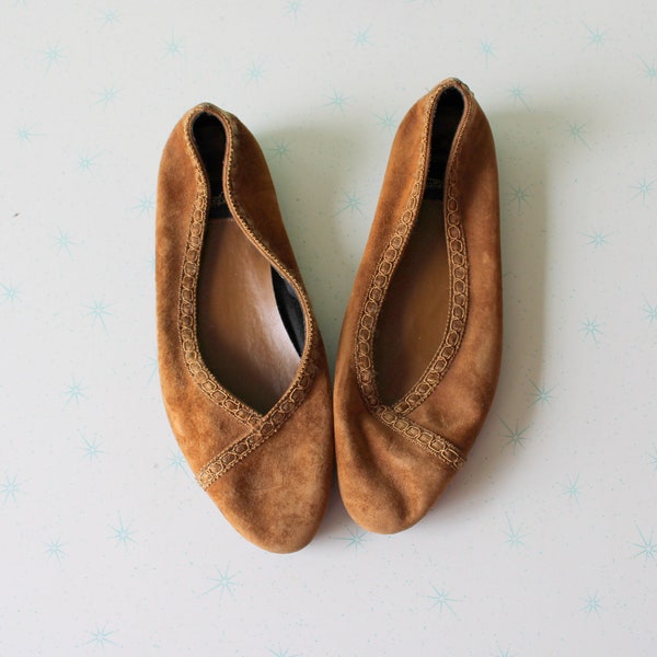 1980s Vintage Leather Boho Flats....size 8 womens...boho. brown. hippie. leather. shoes. flats. sandals. suede. retro. hipster. ballet flats