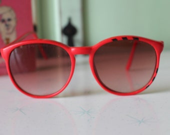 Red Oversized Sunglasses: 1980s Mod Style
