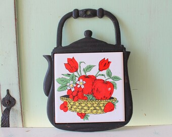 1970er Jahre Vintage APPLE Obstkorb Rose Floral Untersetzer...Landhaus. Küche. kitsch. nach Hause. Dekor. Retro-Haushaltswaren. Ofen. künstlerisch. 70er Jahre Zuhause