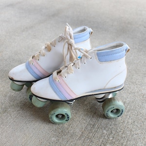 Vintage ROLLSCHUHE.retro. Schrittmacher. Eiskunstlaufmeister. Rollschuhe. Schlittschuhlaufen. Schuhe. Roller Derby. retro Schlittschuhe. rosa. weiß. kitschig. Kinder. Mädchen