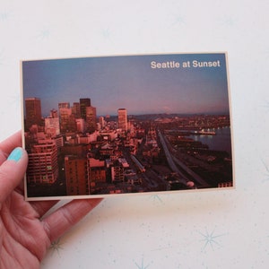 Cartolina d'epoca di Seattle, Washington...retrò. arte. arredamento per la casa. kitsch. novità. stato. pioggia. cartoline d'epoca. città. grattacielo. di notte.