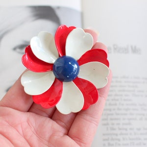 Vintage RED WHITE and BLUE Daisy Enamel Flower Brooch.groovy. retro. flower. 1970s. classic. floral. daisy. costume jewelry. vintage brooch.