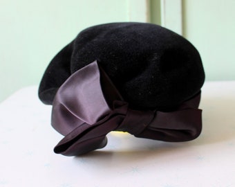 Sombrero pastillero vintage de terciopelo negro de los años 60 con lazo