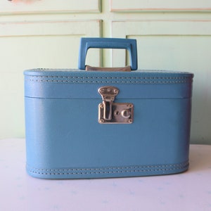 Vintage reiskoffer uit de jaren 70... make-up. midden van de eeuw. retro. vintage bagage. blauw. Jaren 70. mod. twijgje. hip. mode. hipster. uniseks