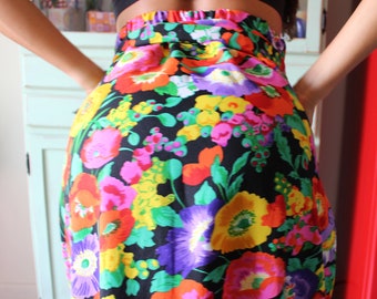 Vintage FLORAL Pencil Skirt...size small to medium....retro. colorful skirt. pencil skirt. hippie. boho. mod. classic. silky skirt. twiggy