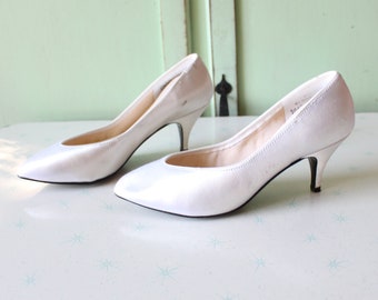 Vintage WHITE WEDDING Hollywood High Heels...size 6 womens...glam. pumps. shoes. wedding. bride. fabric heels. satin heels. holiday. festive