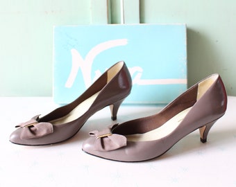 Nuva Leather Bow Heels - Gray Pumps, Size 6.5