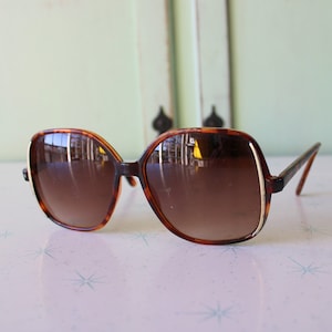 1970s Groovy Vintage Sunglasses....twiggy. big lens. funky. woodstock. hippie. rare. deadstock sunglasses. disco. huge lens. costume party