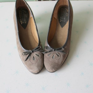 Vintage 1960s 70s Chunky Heels....size 7.5 womens....leather. shoes. pumps. fancy. party. mod. classic. designer. gray. mid century. retro.