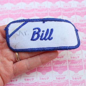 Parche con el nombre de BILL de los años 70 y 80. Disfraz. Accesorios de los años 70 y 80. Hipster. Disfraz. Padre. Papá. Abuelo. Mecánico. Conserje. Trabajador. Letra B