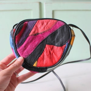 Monedero vintage de piel de diseño en color rosa y naranja. Retro. Cartera de mano. Monedero rosa. Primavera. Verano. Ramita. Moderno. Brillante. Fucsia. Rosa oscuro. Naranja.
