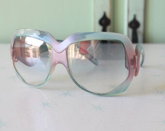 Vintage PINK Mod Taiwan ROC 1970s 1980s Sungasses.retro. colorful shaldes. costume. hipster. gold. shades. indie. chic.pink. boho.deadstock.