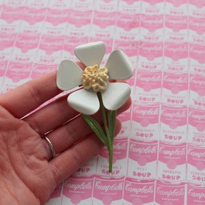 Broche fleur vintage marguerite verte et blanche en émail... groovy. rétro. fleur. Années 1970. classique. floral. marguerite. bijoux fantaisie. broche vintage.