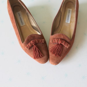 1980s Brown Tassled Pumps....size 8 womens...kitten heels. flats. pumps. designer vintage. sexy. party heels. fancy. groovy. vintage heels