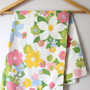 Vintage Retro Floral Groovy PILLOW CASE.....1970s. 1960s. retro. atomic. disco. vintage bedding. housewares. home decor. bedroom. mod. queen