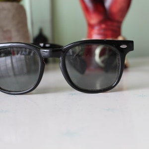 Gafas de sol negras vintage de los años 80: gafas de sol retro chic