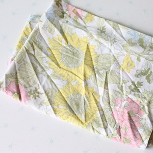 Vintage Retro Floral Groovy PILLOW CASE.....1970s. 1960s. retro. atomic. disco. vintage bedding. housewares. big flower print. bedroom. mod