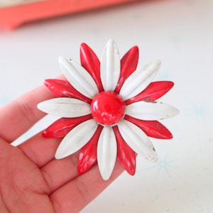 1960s Vintage DAISY Enamel Flower Brooch....groovy. retro. flower. 1970s. classic. rainbow flower. daisy. costume jewelry. vintage brooch.