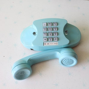 1 Teléfono manual vintage de color verde OSCURO y blanco. Teléfono